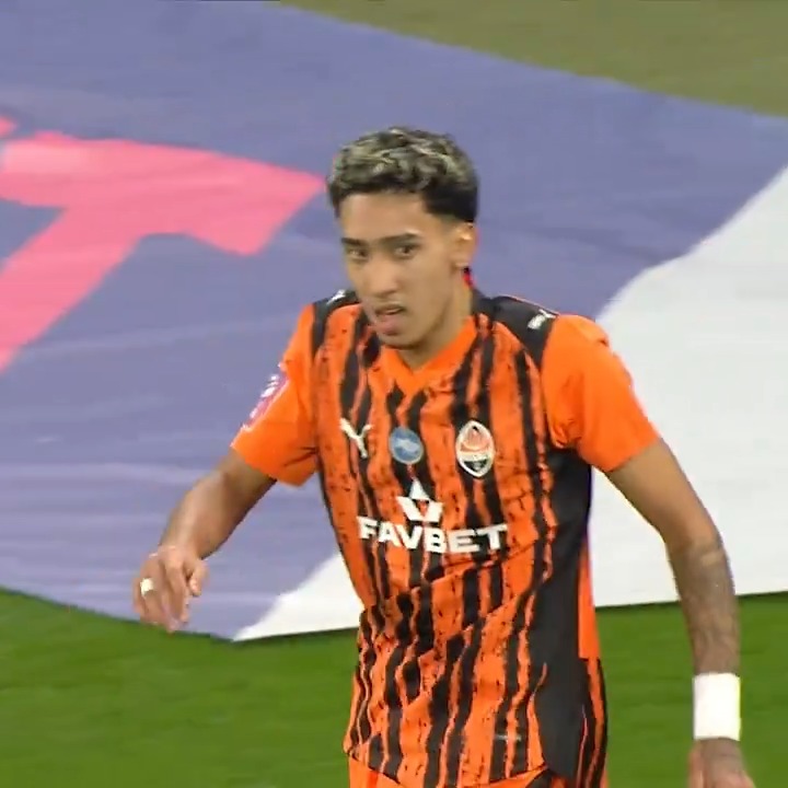 Shakhtar'ın derbide Kiev'e attığı 3. golden sonra Arda Turan.