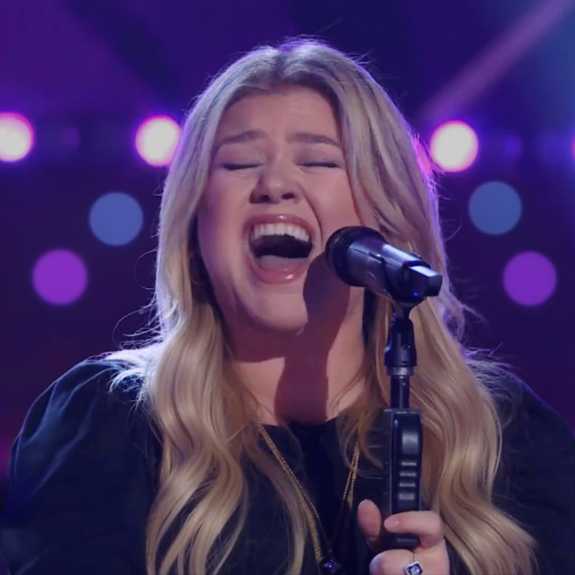 I wish I had as much control over my life as Kelly Clarkson has over her voice 😭