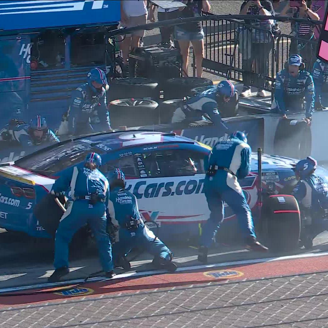 There's chaos in Phoenix! Kyle Larson and Chase Briscoe have issues! #Championship4