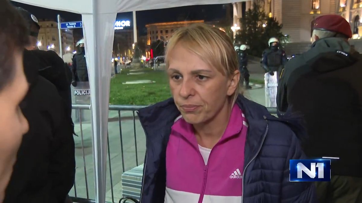 Dijana Hrka, majka Stefana koji je jedna od 16 žrtava pada nadstrešnice na Železničkoj stanici u Novom Sadu, koja od 11.52 štrajkuje glađu kod Skupštine Srbije i Ćacilenda, iz kojeg i u ponoć trešti muzika, kaže za N1 da je jako ružno od policije, pored njih u tolikom broju, da su "pet ćacija im je izašlo, napalo narod, oni su krenuli na naš narod, jedan od policajaca je rekao 'vi ste krivi', znači, u startu su počeli da lažu.