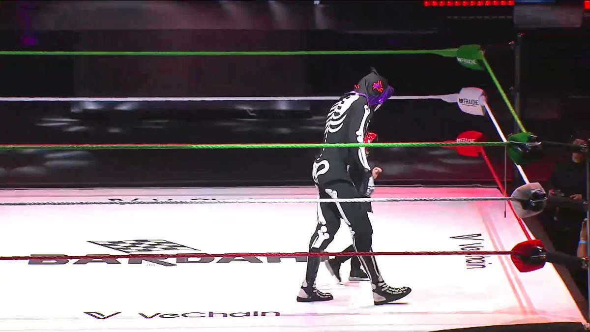 Gran sorpresa para un pequeño aficionado de La Parka 😱 #AlianzasAAA 💫 en Showcenter Monterrey