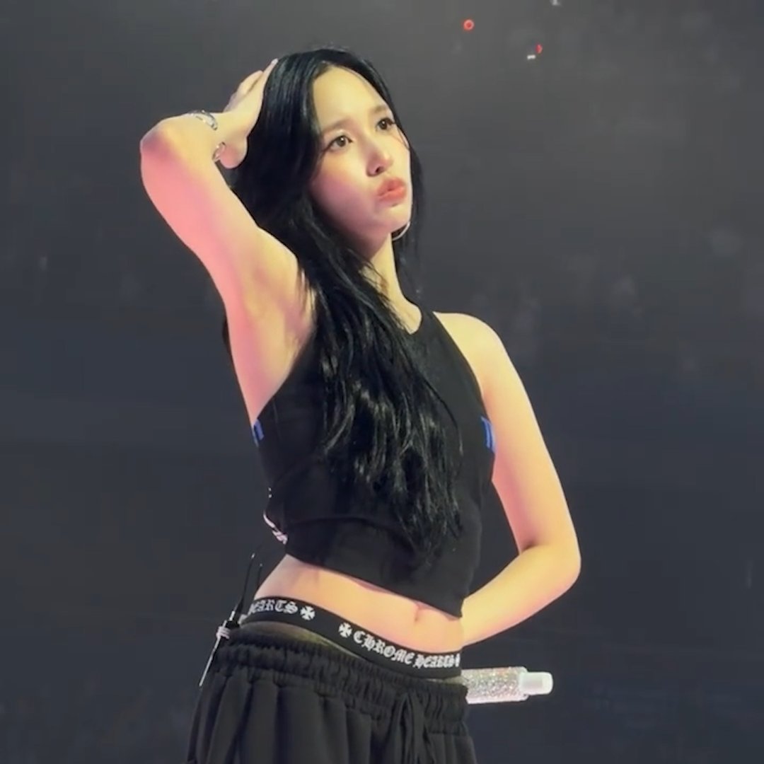 Mina saw something and looked confused, her thinking face is so cute 🥺