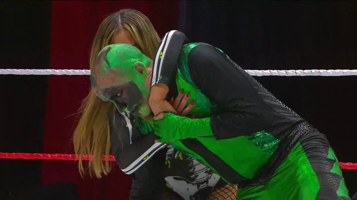 After they lost the AAA Mixed Tag Team Championship, it looks like La Hiedra is FINISHED with Mr Iguana 🦎 But he seems happy enough to have Lola Vice looking after him 😂😂