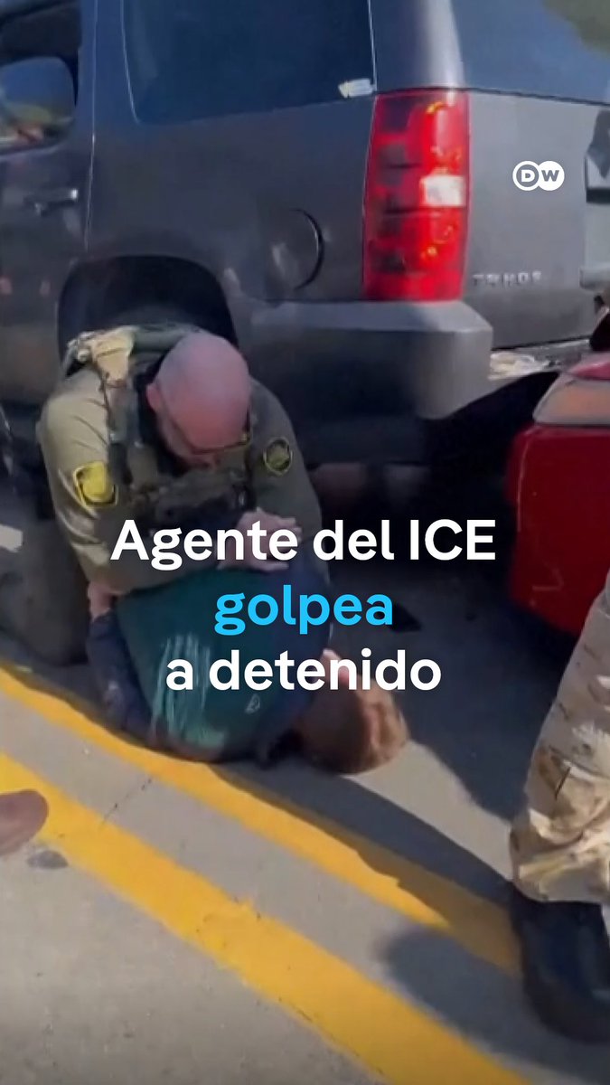 🇺🇸 | Un agente de ICE golpeó a un hombre detenido tras un choque con un vehículo de la Patrulla Fronteriza en Evanston, Illinois, generando protestas por el uso excesivo de la fuerza.