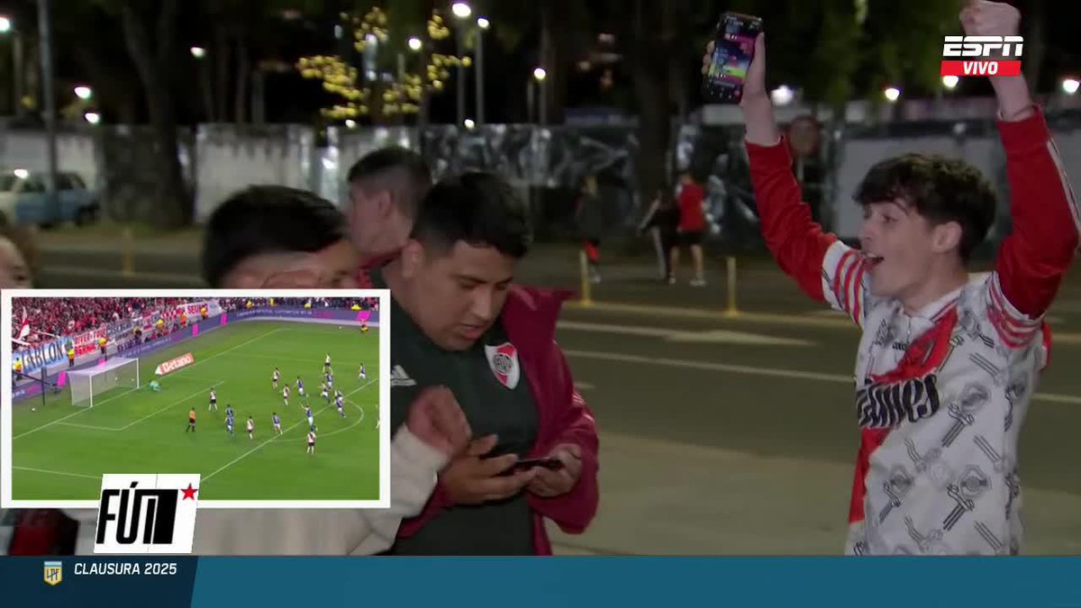 Un grupo de hinchas de River se fue del estadio antes del pitazo final y SE PERDIERON EL PENAL DE BORJA vs Gimnasia. Lo miraron desde el celular y, por los gritos, CREYERON QUE HABÍA SIDO GOL y festejaron. INCREÍBLE. ⚠️🇦🇷