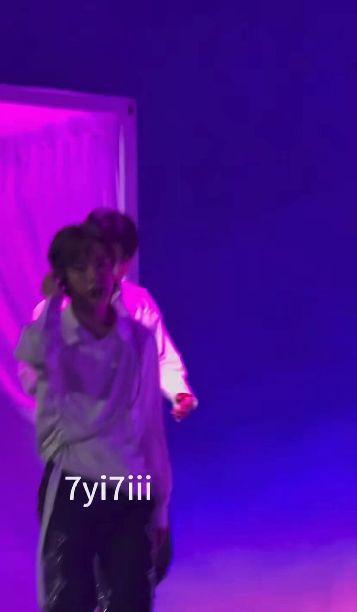 섹시디자인 첫공개 날인데 여자들 반응 확인 더 잘할 수 있는 쪽으로 오니까 계속 근사한 미소 장착하고 있는 거 ㅈ나 좋아 걸어올 때도 웃으면서 걸어오고 ㅎㅎ 유ㅜ시: 다들 만족스럽지요? ^_^