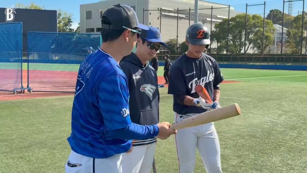 #パク·ジョンヒョン 選手、#チェ・ユンソク コーチとバント談義をする #田中浩康 コーチ😎 #ハンファ・イーグルス #秋季トレーニング #DOCK #baystars