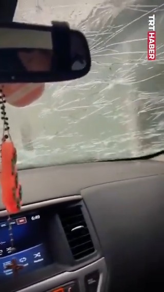 Texas'ta golf topu büyüklüğünde dolu yağdı, araçlar ağır hasar aldı.