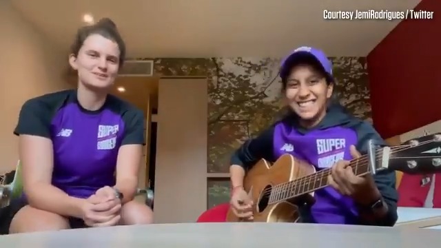 On the field or off it, Laura Wolvaardt and Jemimah Rodrigues are pure vibes!🙌🏻 Laura's voice is almost as beautiful as her cover drive🫴🏻