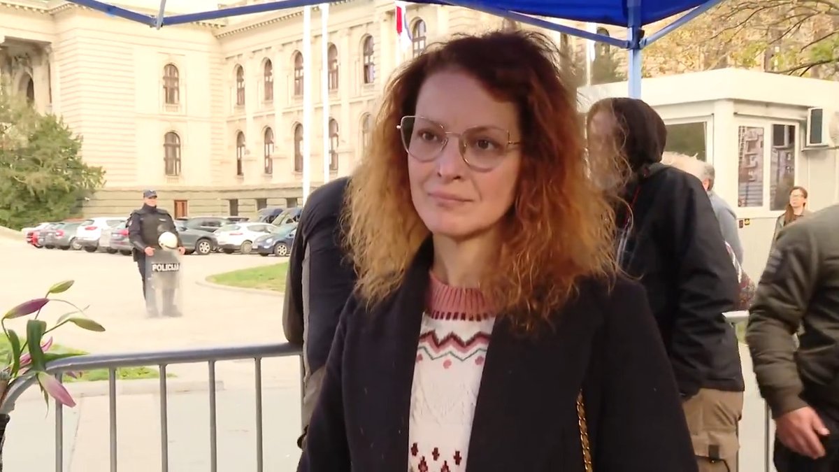 Glumica Jelena Stupljanin za N1 je rekla da je ispred Skupštine došla kako bi videla Dijanu Hrku. "Došla sam zbog nje, ona je glavna u svemu ovome i ona je ta koja je sve izgubila. Nisam došla zbog ovih kriminalaca, niti me oni zanimaju. Moj osećaj je pre svega tuga zbog ove žene i zbog toga kroz šta ona prolazi već godinu dana", rekla je.