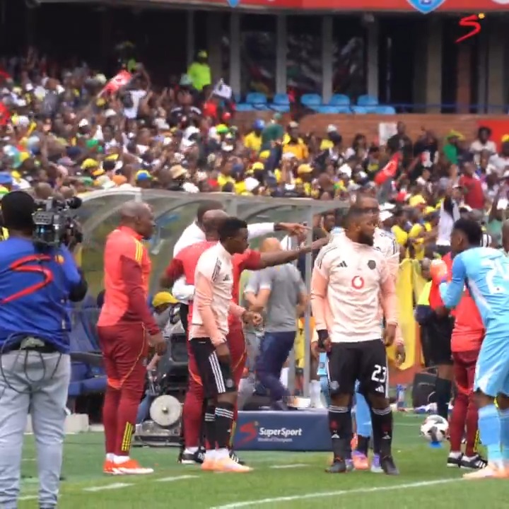 Sipho Mbule's reaction to Cemran Dansin's volley is gold 🤣 He was in disbelief 🫢 #SSDiski | #BetwayPrem