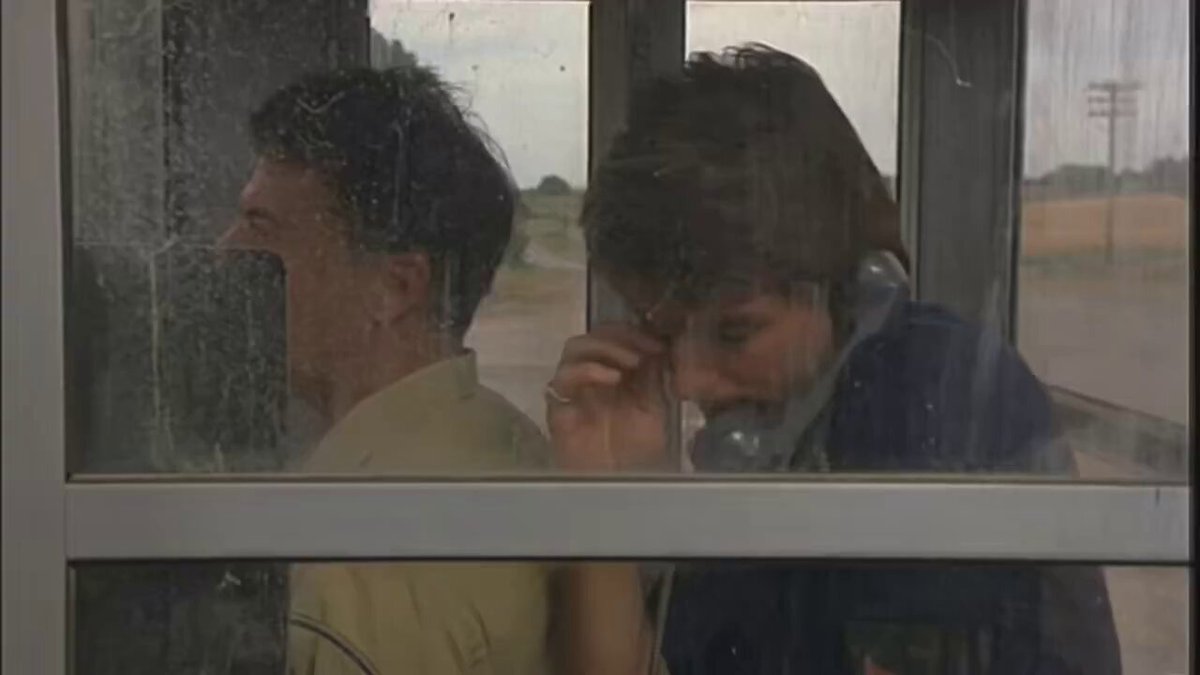 In Rain Man (1988), Dustin Hoffman unintentionally stole the scene by farting during the phone booth moment. Tom Cruise’s stunned reaction wasn’t acting — it was completely genuine. The unscripted moment ended up adding a perfect touch of comedy to the film.