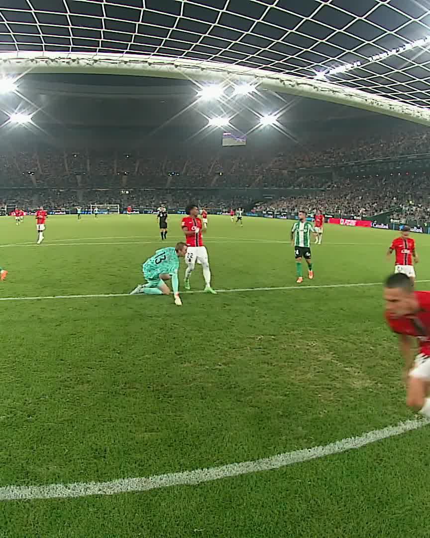 Era a cereja do bolo! Antony brilhou contra o Mallorca com dois gols e uma assistência, mas uma defesaça de Bergstrom impediu o hat-trick do ídolo brasileiro do Betis.