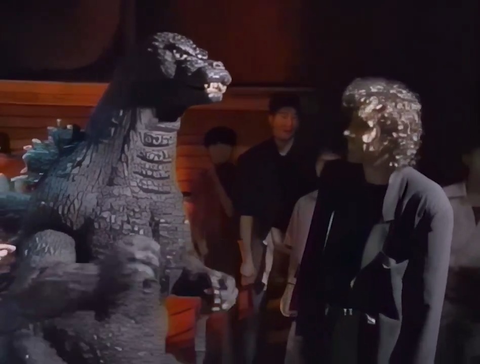 1992年7月2日、ティム・バートンが『ゴジラ VS モスラ』の撮影セット(砧の東宝撮影所)を訪れた際の映像。 この時『バットマン リターンズ』のPRで来日していました。川北紘一 特技監督に好きなゴジラ映画を尋ねられて、バートンが答えたのは『怪獣大戦争』。