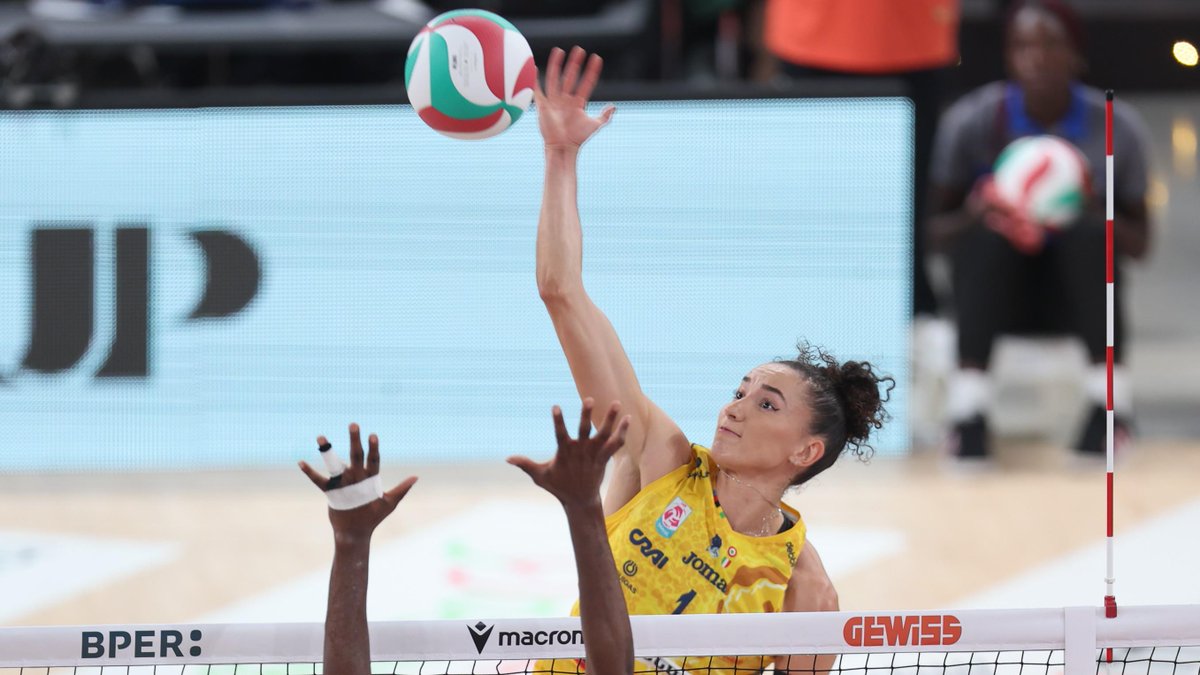 #LVFSerieA1 🇮🇹: GABI 🇧🇷 MVP! 💫 Miss Everything was at it again! 💛💙 With 14 points and her trademark energy in defense, attack and reception, Gabi led Conegliano to a 3–1 comeback win over Bergamo. 📺 Relive on VBTV: 🏐 #Volleyball #Pallavolo #Volei