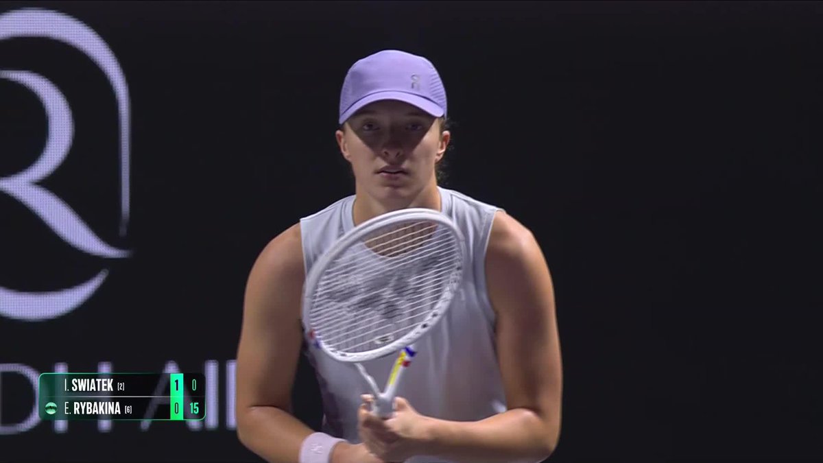 Iga Swiatek playing great tennis against Elena Rybakina at the WTA Finals in Riyadh. The return was impeccable… she neutralized the point immediately. A whipping forehand to finish it. 😮‍💨