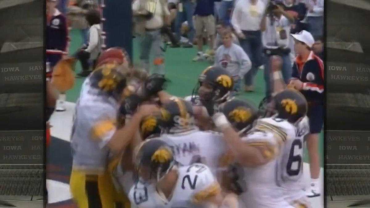 The Hawkeyes opened up the playbook in this one 💥 #OTD 3️⃣5️⃣ years ago, No. 13 Hawkeye Football knocked off No. 5 Illinois, 54-28, in Champaign.