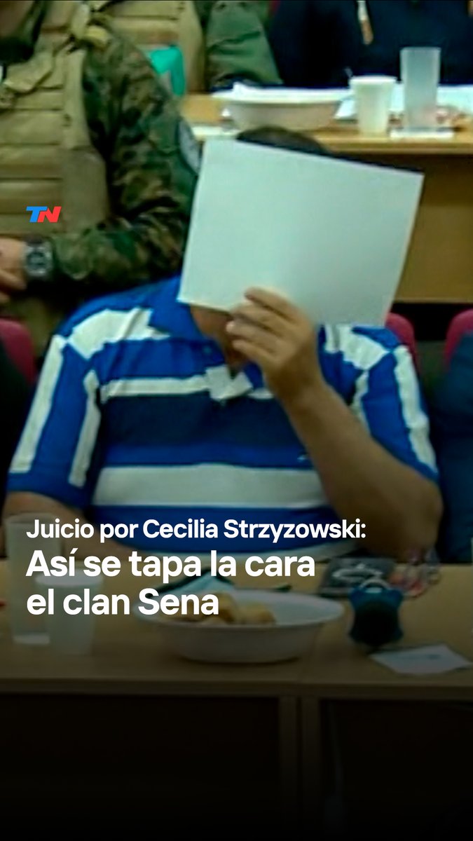 Así se tapa la cara Emerenciano Sena en el juicio contra él y su familia por el femicidio de Cecilia Strzyzowski. César Sena también intenta ocultar su rostro al usar un barbijo.
