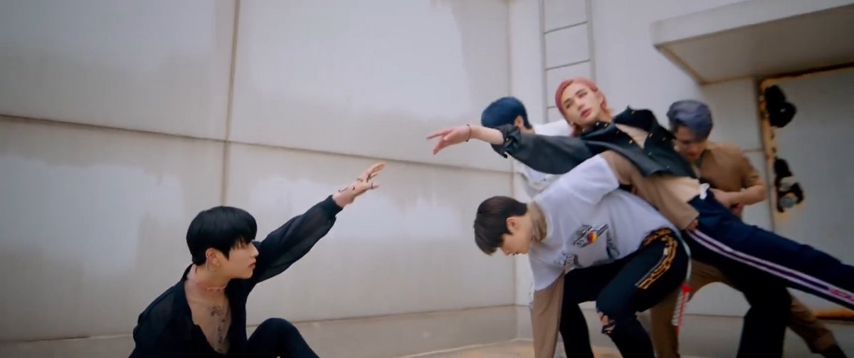 #StrayKids is now the fourth K-Pop group in history with the most songs surpassing 300M streams on Spotify, tying TWICE. BACK DOOR ACCESSED 300M #BackDoor_300MOnSpotify #StrayKids Stray Kids