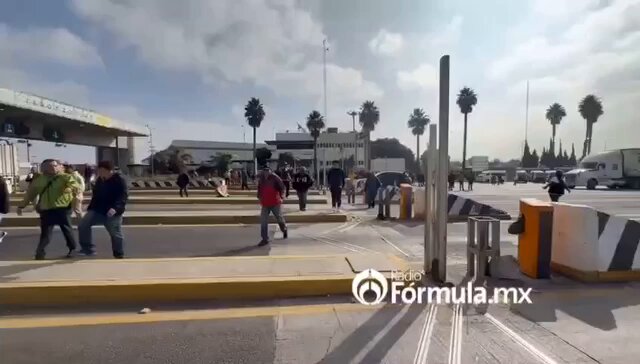 Están siguiendo el guion para desestabilizar y darle pretexto a EEUU de invadir México, no caigamos en su juego, que se difunda y que se informe, los conservadores están atacando a México para regresar al poder, rechazo total y absoluto a los movimientos provocados por intereses miserables y cobardes, la violencia es el único camino que les queda pero somos mucho pueblo para tantos miserables líderes #PRIANISTAS #UrgenteCompartan #RTMasivo 👇👇👇👇👇👇