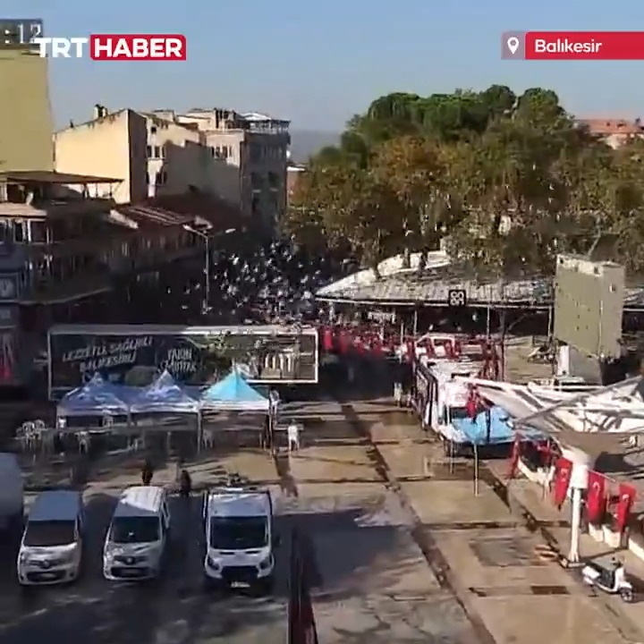 Balıkesir Sındırgı'da meydana gelen 4,9 büyüklüğündeki #deprem anı kamerada.