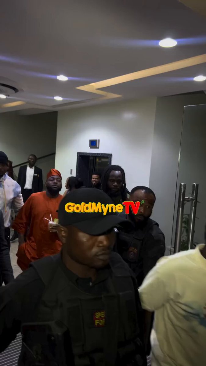 Look at how this young man almost lost his blessing from Davido because of a pen as Davido was leaving an event. Davido told him to write his account number in a paper but he didn't have pen. 😂