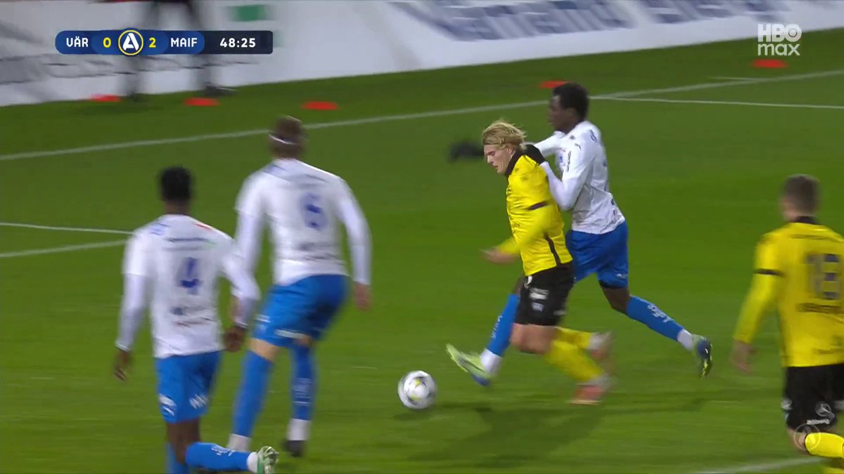 Straff till Mjällby och ett andra gult kort till IFK Värnamos Souleymane Coulibaly, som visas ut efter den här situationen 🟥 📲 Se matchen på HBO Max