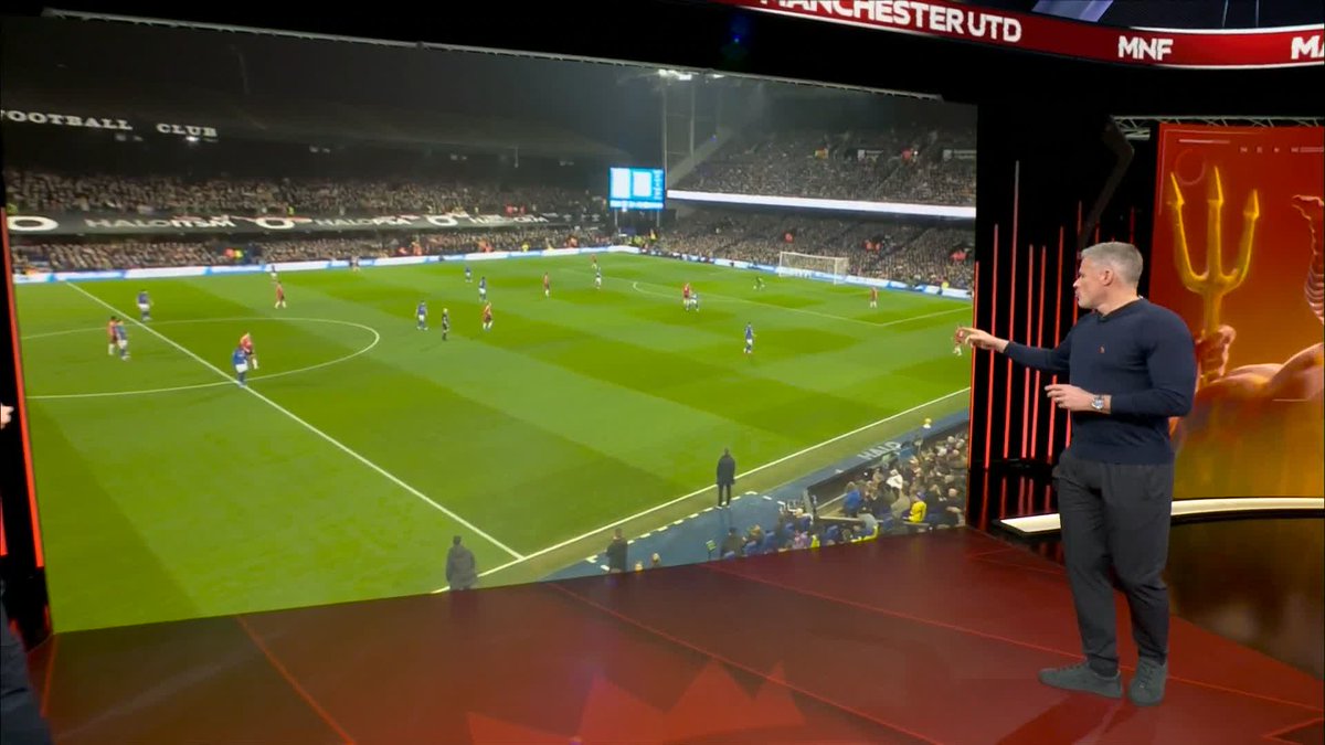 "Instead of moving the whole back five, he'll just move one player" Jamie Carragher and Jonny Evans analyse how Manchester United's defence builds up under Ruben Amorim 🔍🔴