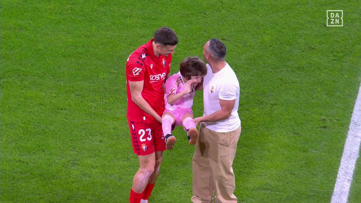 ¡QUÉ IMAGEN MÁS BONITA! 😍 Cazorla, leyenda del Real Oviedo, junto a un ex como Abel Bretones, haciendo el saque de honor con Javi, un apasionado carbayón que sufre la enfermedad de Nedamss 💙 #LALIGAenDAZN ⚽