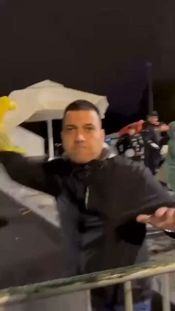 Devojka je napadnuta, udarena u glavu, policija na sve to okreće ledja! Ovo nije država ovo je sramotno ruglo! Posle se čudimo zašto imamo onoliki broj ubijenih žena. Sve se ovo dešava ispred najvišeg Doma u državi, koji je ovaj polusvet sveo na birtiju sa Ibarske magistrale.
