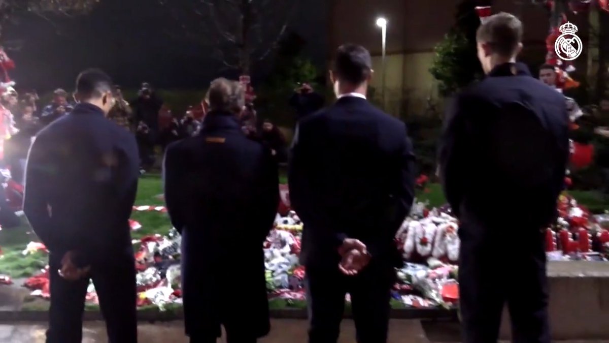 Xabi Alonso, Trent, Huijsen y Emilio Butragueño rindieron un homenaje a Diogo Jota el día previo al partido entre el Liverpool y el Real Madrid.