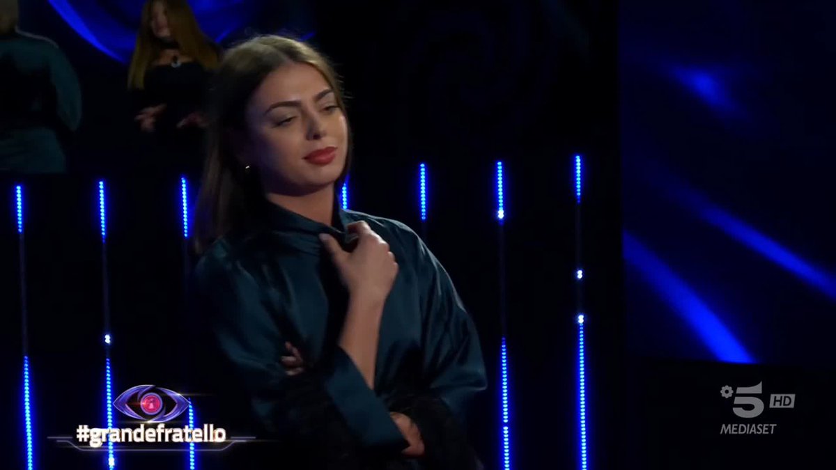 È tempo di un nuovo confronto tra Benedetta e Valentina 🔥 #GrandeFratello