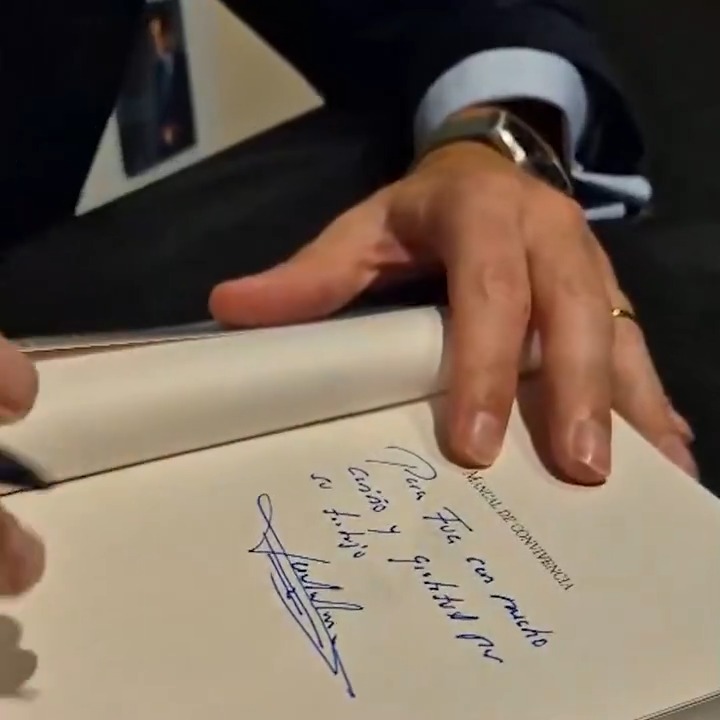 De corazón, ¡muchas gracias a todos los que habéis venido hoy en Sevilla a la presentación de mi libro 'Manual de convivencia. La vía andaluza'. Ha sido genial compartirlo con vosotros. Convivir es entenderse. ¡Sigamos caminando juntos!