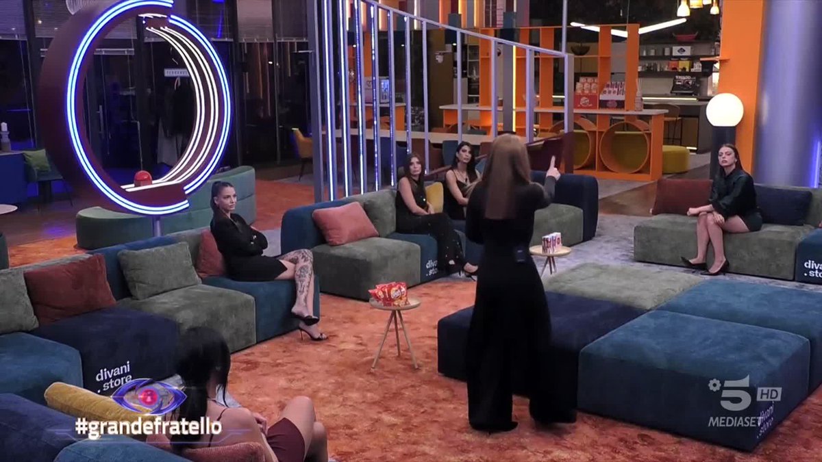 Il faccia a faccia tra Valentina e Rasha 🔥 #GrandeFratello