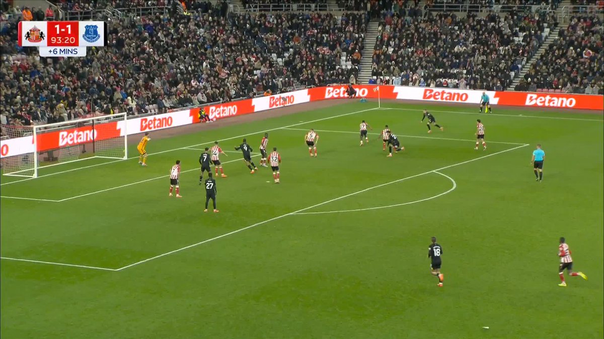 A HUGE opportunity for Everton on the break... 🫣