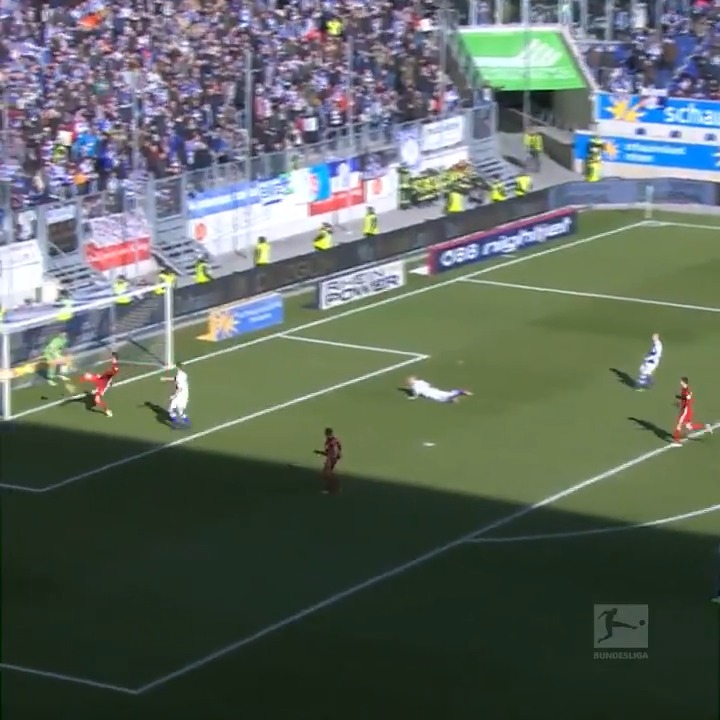 Qui se souvient quand Mark Flekken prenait ce but pendant qu’il était parti boire ? 😭🍸 On dirait un crash FIFA 😂 (Bundesliga English)