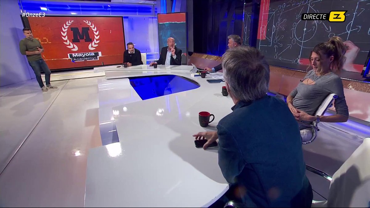🤯🚨Enganxada sobre De Jong 🎙️ @carlesfite 🗣️ “De Jong és un dels tres millors migcampistes d’Europa.” 🎙️@marcmayola 🗣️“S’ha de mirar futbol. Comença a repassar els migcampistes que hi ha.” #OnzeE3 ▶️