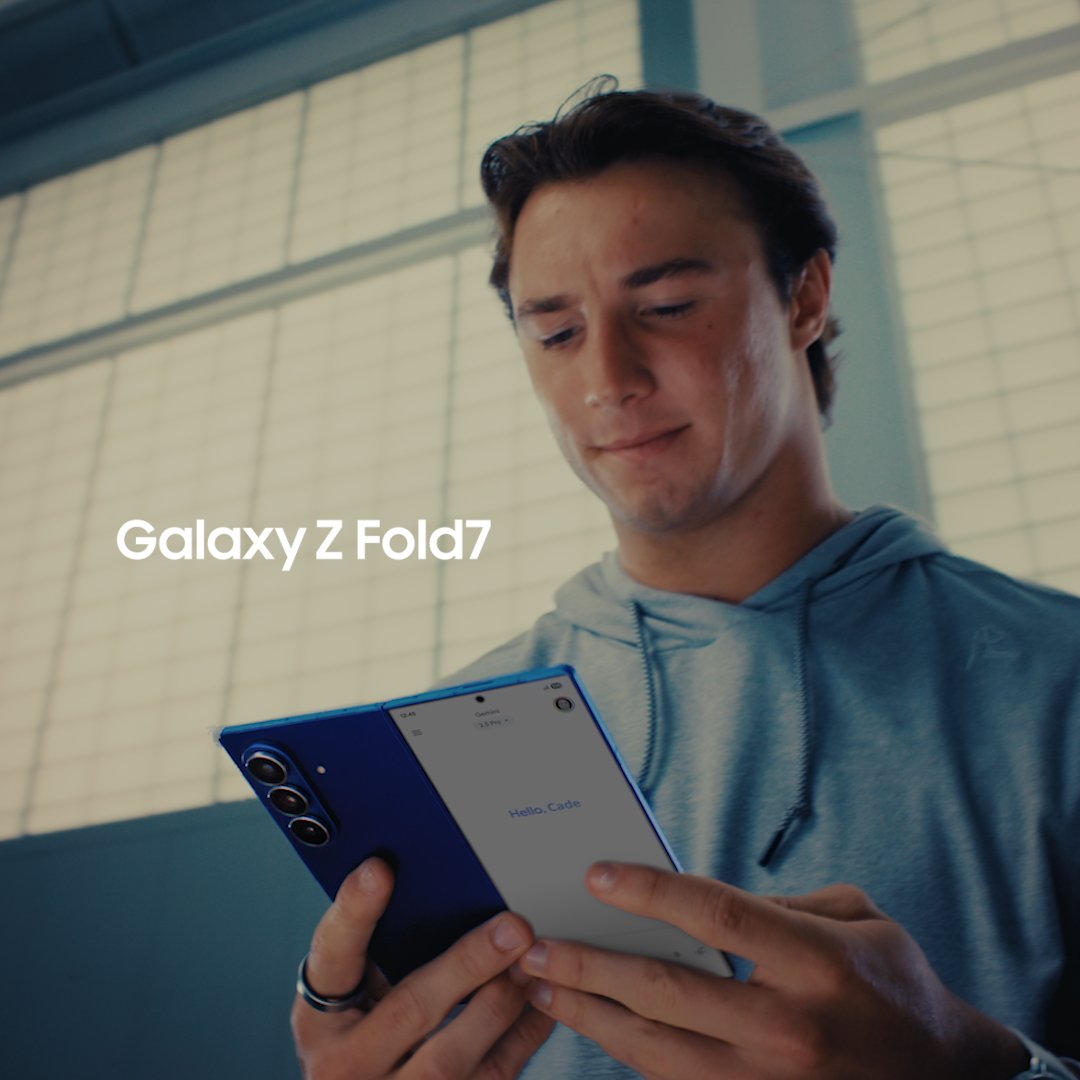 #TeamGalaxy’s Cade Klubnik’s workouts have been hitting different lately… must be #GalaxyZFold7 and Google Gemini ✨. 🤷♂️ 💪 It's big AI help on a big screen – plus, with multi-app view, he's able to keep track of his form, his health stats and his texts, all at the same time. Switch up your game: Android #GoogleGemini