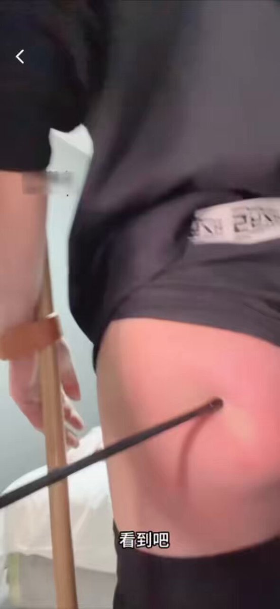 小狗的价值是每天晚上在主人的直播间 被主人一次次羞辱的训话，被主人一遍遍按在腿上狠狠的打屁股，还得时不时应付榜一大哥和观众不堪入目的弹幕 而趴在腿上的屁股需要被主人一次次用手打到通红或红肿才行呢，下播后。看到主人的后台盆满钵满，这也许是小狗最后的价值了吧 #女主男贝 #SP #otk