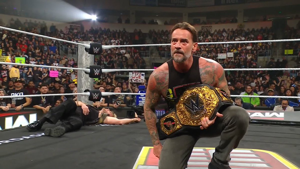 THIS IS PURE CHAOS!!!!! WHAT AN INSANE START TO RAW! 👏