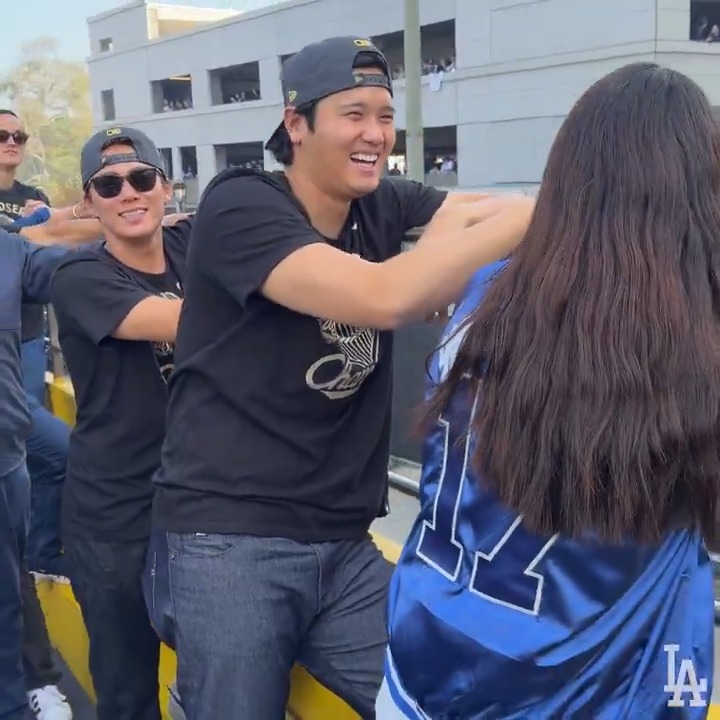 ロハスがパレードを撮影📹 山本由伸に『MVP! MVP! MV!P』 大谷翔平に『そしてもう1人、まもなくMVPになる男MVP! MVP!MVP!』 🎥Los Angeles Dodgers #ドジャース