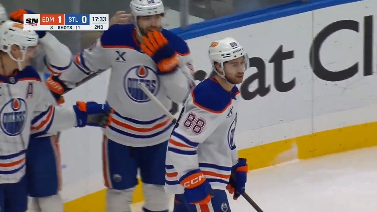 The Edmonton Oilers extend their lead to 2-0 thanks to Andrew Mangiapane! 👏 And Connor McDavid has career point No. 1,101!