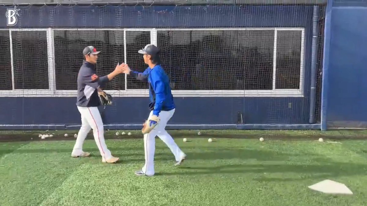 本日も、#ハンファ・イーグルス の選手と交流を深める #度会隆輝 選手の様子をご覧ください🤭 #チョン・ミンギュ 選手 #秋季トレーニング #DOCK #baystars