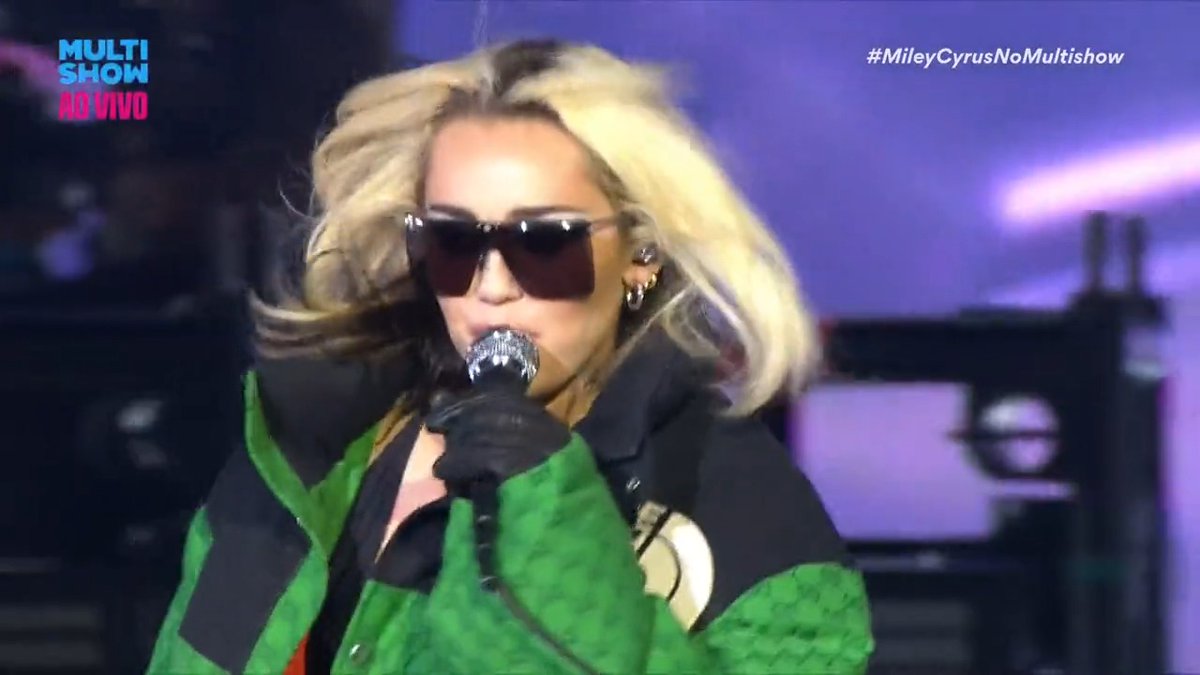 Um bom dia para lembrar da Miley Cyrus com febre de 45 graus, COVID, família em crise, uma irmã feia, uma quase queda de avião e mesmo assim cumprindo o seu compromisso e entregando um show incrível no Brasil!
