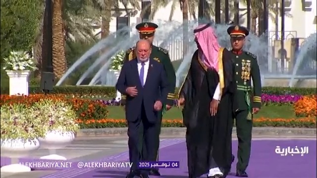 فيديو: #ولي_العهد الأمير محمد بن سلمان يستقبل في الديوان الملكي بقصر اليمامة ملك ماليزيا ويقيم مراسم استقبال رسمية له #ملك_ماليزيا_في_الرياض