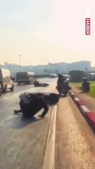 İstanbul Fatih'te yola dökülen yağ nedeniyle motosikletli sürücüler peş peşe düştü.