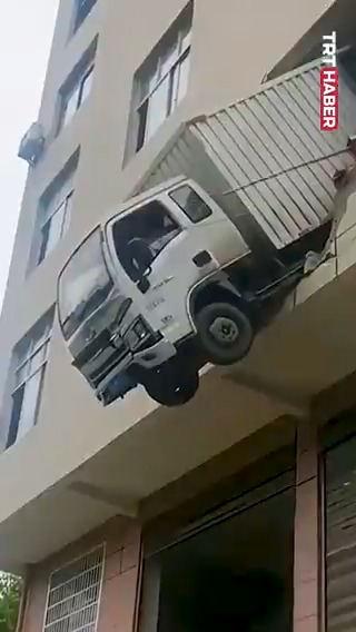 Çin'de bir kamyon yola paralel bir binadan içeri girince ikinci kattan çıktı.