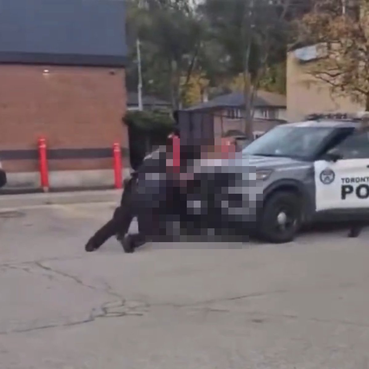 🇨🇦 | En Toronto la policía tuvo una intervención polémica durante una detención. Uno de los agentes no puso el freno de mano a su vehículo y este rodó, atropellando a la sospechosa.