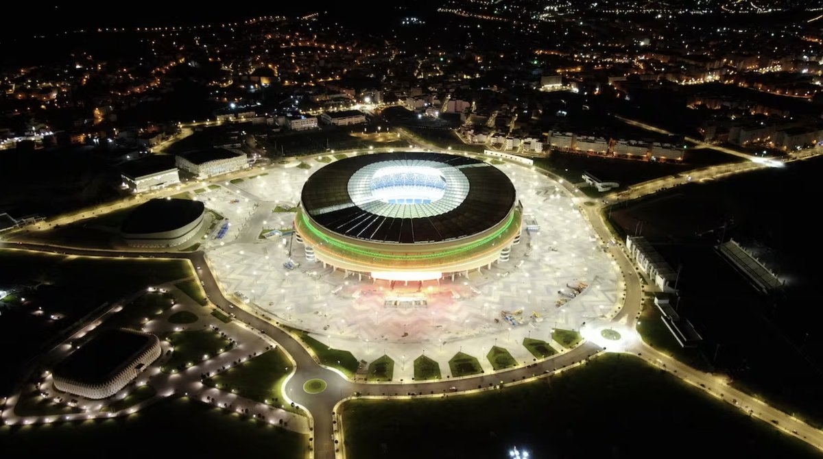 🇲🇦🏟️ À quelques jours de son inauguration, le Grand Stade de Tanger offre à la ville du Détroit un spectacle nocturne grandiose