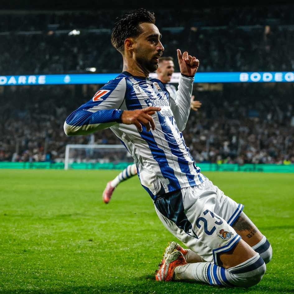 La ‘cojasistencia’ de Barrene es una delicia, pero el pase al primer toque que lo habilita antes de Guedes es una maravilla. Partidazo del luso.